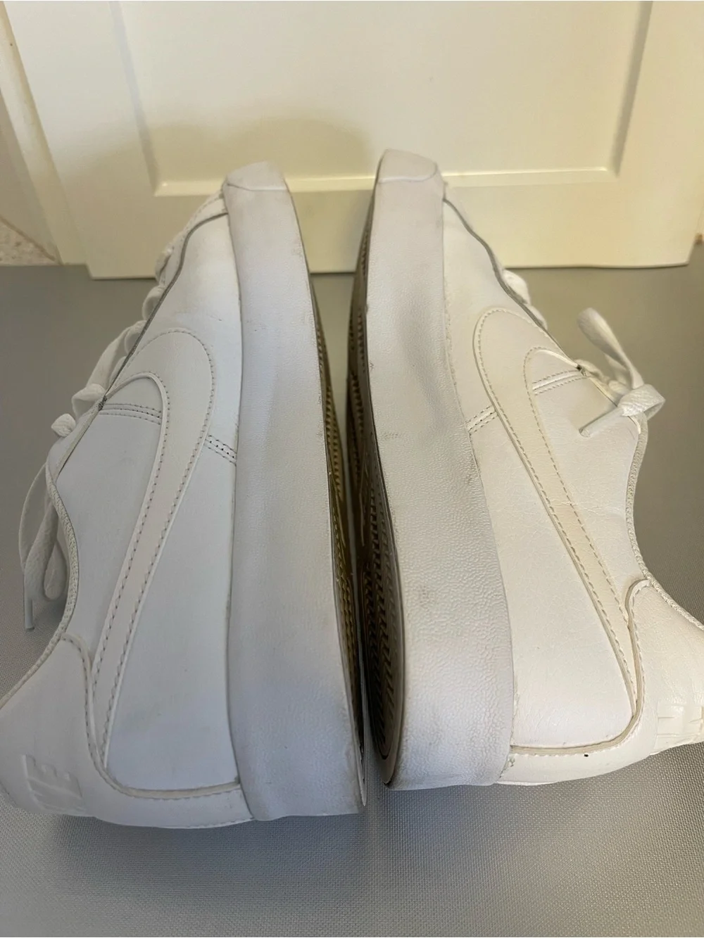 Nike Women’s White Low-Top Leather Sneakers Sz 11